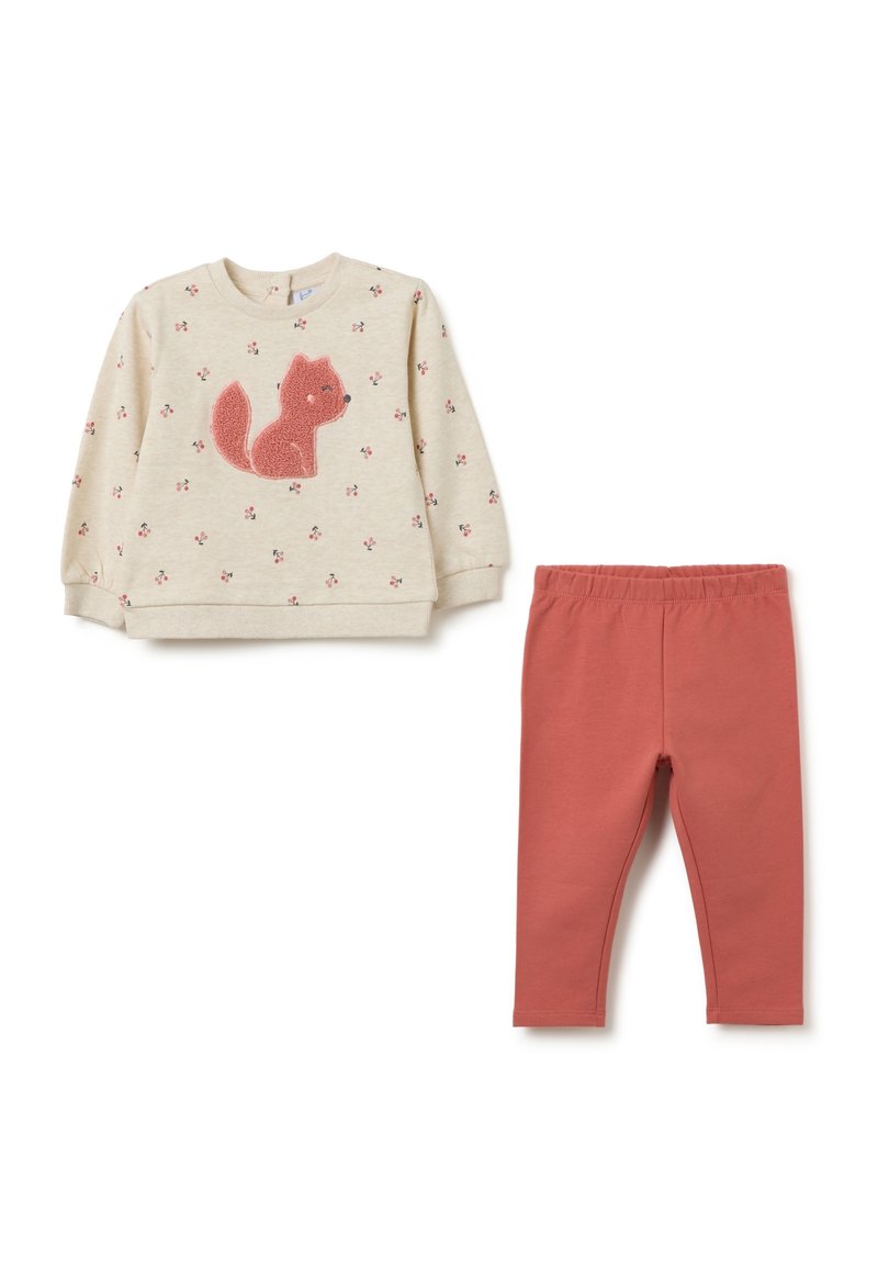 Tweedelig kindertenue bestaande uit een beige sweatshirt met een eekhoorn applicatie en bloemenprint, gecombineerd met koraalkleurige leggins.