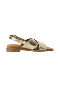 Sandales slingback dorées métalliques avec une semelle plate. Présentent des brides entrecroisées et une semelle intérieure rembourrée. Texture lisse et accessoires en métal minimalistes.