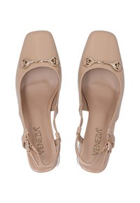 Beige klínové podpatky s čtveratou špičkou, lesklým syntetickým materiálem a zlatým srdíčkovým detailem na přední straně.
