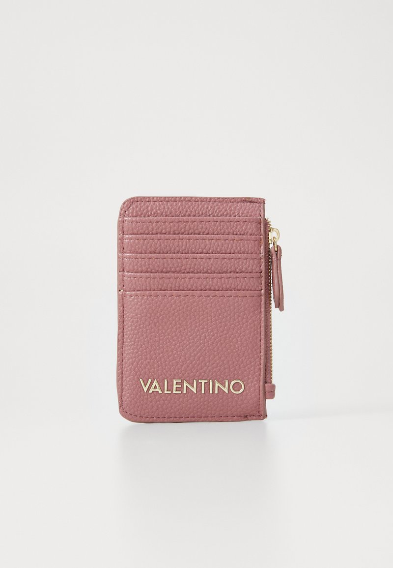 Tarjetero de cuero rosa con superficie texturizada, que presenta múltiples ranuras para tarjetas y un bolsillo con cremallera lateral. Logotipo dorado en relieve en la parte frontal.
