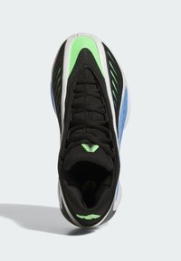 Czarne buty sportowe z teksturowaną siateczką, neonowozielone akcenty, niebieskie panele boczne i biała podeszwa. Posiadają system sznurowania.