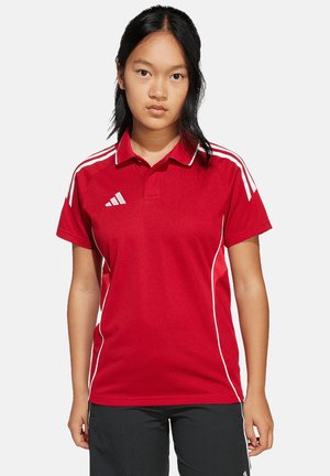Rode polo shirt met witte accenten, korte mouwen, kraag en drie strepen op de schouders. Gemaakt van ademend materiaal, geschikt voor sport.