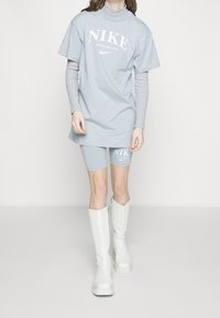 Nike Sportswear Jerseyklänning - light blue