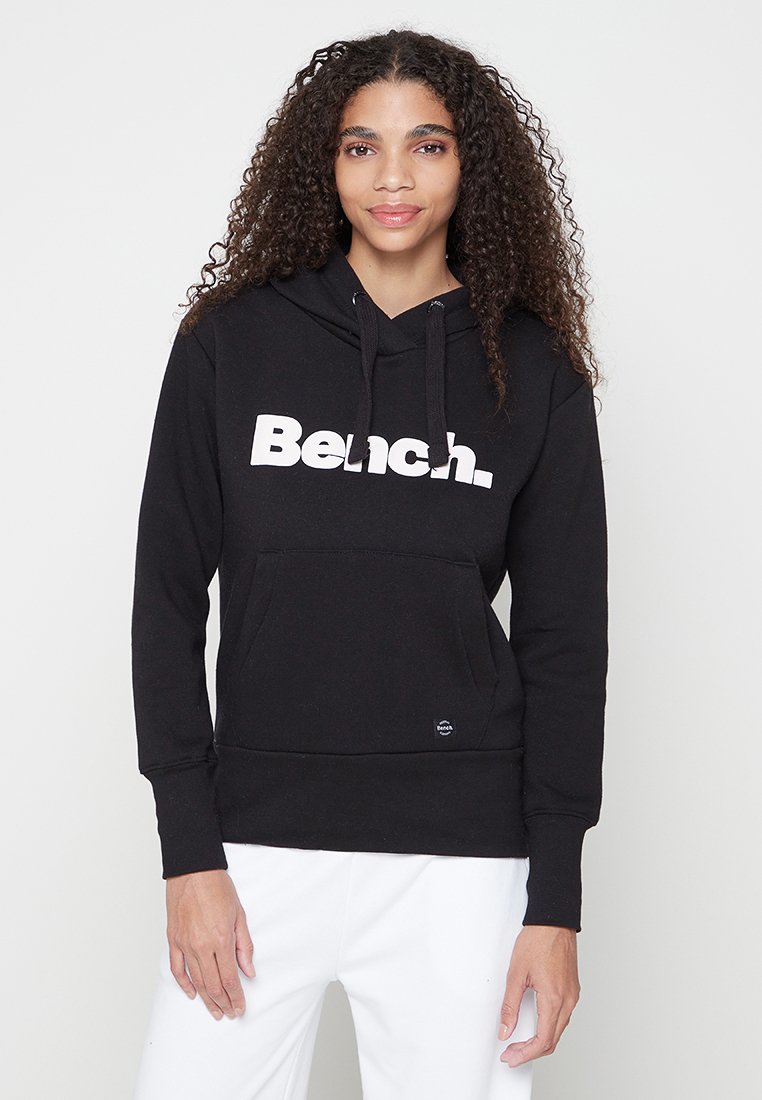 Schwarzer Kapuzenpullover mit großem weißen "Bench."-Logo, versehen mit einer vorderen Tasche und einer Zugkordelkapuze. Hergestellt aus weichem, strukturiertem Stoff.