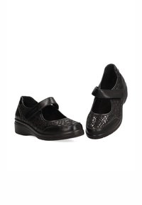 Zapatos negros tipo Mary Jane con un exterior de cuero charol texturizado y una banda ancha. Presentan un tacón cuña bajo y una plantilla acolchada para mayor comodidad.