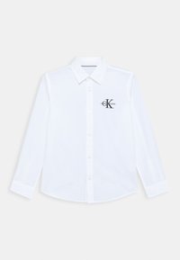 Biała koszula z długim rękawem i kołnierzykiem, z czarnym logo na lewej stronie klatki piersiowej. Wykonana z gładkiej tkaniny, zapinana na guziki z przodu.