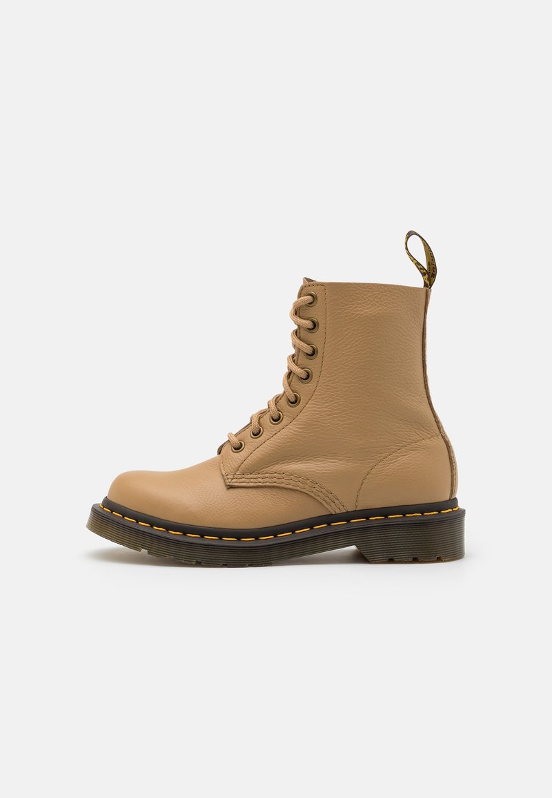 Bottine à lacets en cuir tan avec semelle noire et couture jaune, dotée d'une languette de tirage en cuir à l'arrière.