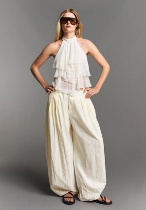 Bershka, TECHNICAL CROPPED VOLUMINOUS - TROUSERS - Pantaloni - beige
