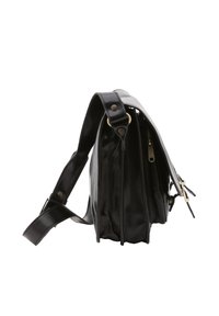Borsa a tracolla in pelle nera con apertura con zip, tracolla resistente e accessori in ottone. Presenta una forma rettangolare e una texture liscia.