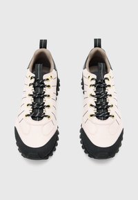 Helle rosa Stoff-Sneaker mit schwarzen Gummisohlen, schwarzen Schnürsenkeln und goldenen Akzenten an den Ösen. Mit einem robusten Design und Zuglaschen.