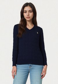 Pulover tricotat bleumarin cu decolteu în V, având un model texturat cu cabluri și margini striate la mâneci și tiv. Accent mic cu logo pe piept.