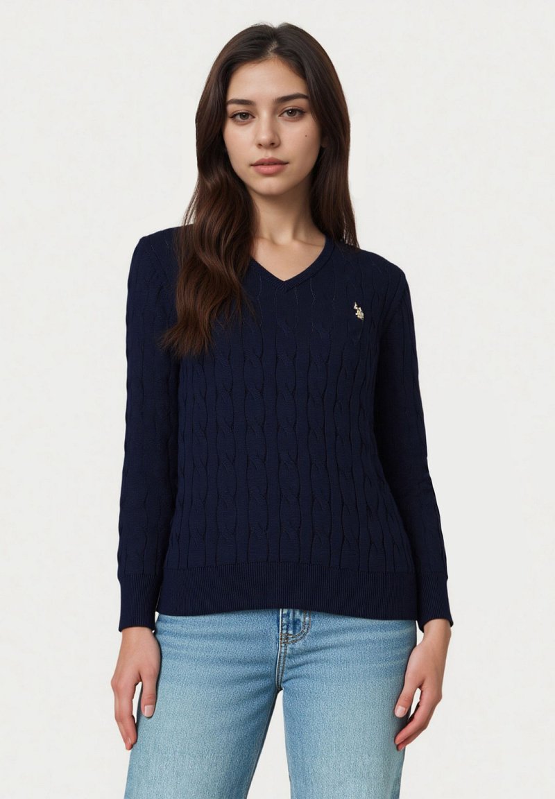 Pulover tricotat bleumarin cu decolteu în V, având un model texturat cu cabluri și margini striate la mâneci și tiv. Accent mic cu logo pe piept.