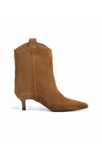 Stivaletto in suede marrone con punta appuntita, tacco kitten basso e un piccolo anello sul retro per indossarlo facilmente. Texture liscia senza pattern.