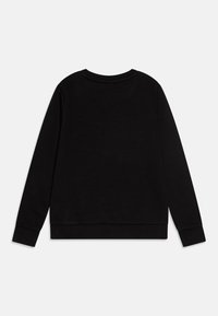 Sudadera negra de cuello redondo hecha de tela suave. Cuenta con mangas largas y un dobladillo acanalado. Sin gráficos ni adornos visibles.