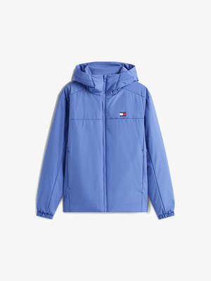 Világoskék kapucnis dzseki, elülső cipzárral, rugalmas mandzsettákkal és finom textúrával. A mellkason egy kis logó látható.