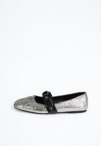 Srebrne baletki z teksturowaną metaliczną cholewką, czarnym paskiem z klamrą, okrągłym czubkiem i płaską podeszwą.