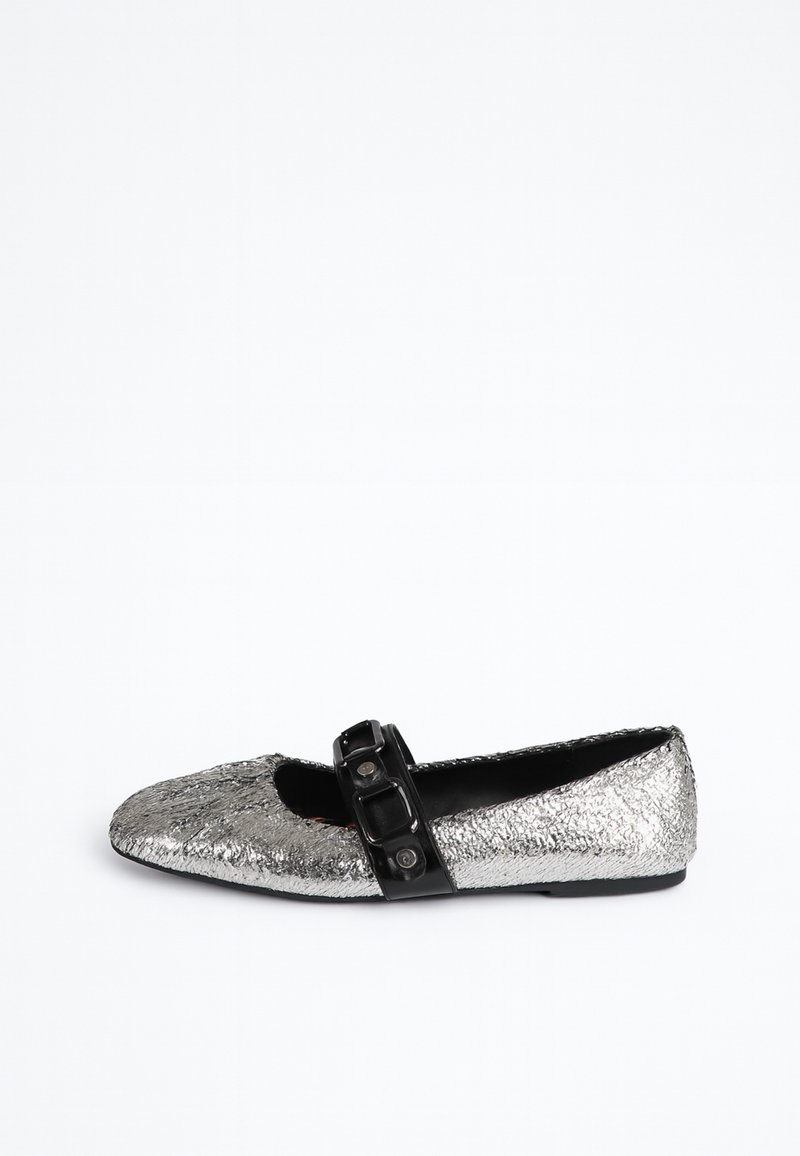 Srebrne baletki z teksturowaną metaliczną cholewką, czarnym paskiem z klamrą, okrągłym czubkiem i płaską podeszwą.