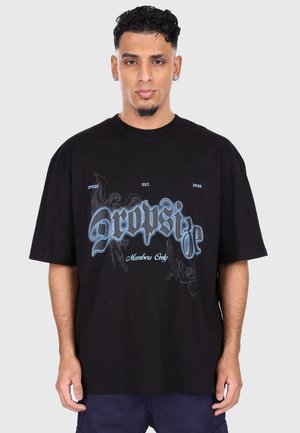 Schwarzes Baumwoll-T-Shirt mit kurzen Ärmeln, das ein blaues grafisches Design zeigt, das den Text "Dropsize" und "Members Only" enthält.