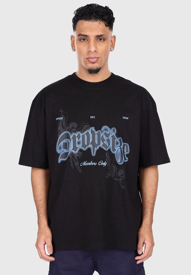 Sort bomulds t-shirt med korte ærmer, der har et blåt grafisk design, som inkluderer teksten "Dropsize" og "Members Only."