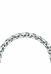 Bracciale in argento caratterizzato da anelli ovali intrecciati, finitura lucida, texture liscia e larghezza uniforme.