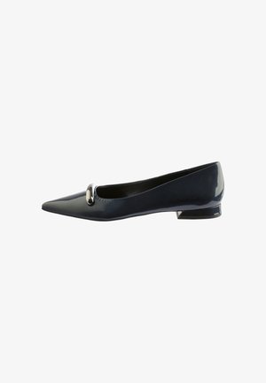 Marineblaue Lackleder-Ballerinas mit spitzer Zehenpartie und einem kleinen metallischen Akzent am Einstieg. Niedriger Blockabsatz. Glatte Textur.