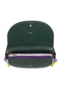 Borsa in pelle verde con parte superiore arrotondata, logo dorato e tasca interna zippata viola. Presenta accenti colorati in viola e giallo.