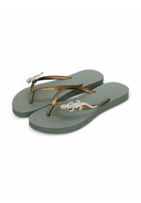 Des tongs en caoutchouc vert, avec une surface texturée, dotées de brides en bronze ornées d'un motif de lézard décoratif embellis de cristaux transparents.