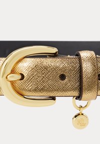 Kultakuvioinen nahkavyö, jossa suuri kiillotettu kultainen solki ja pieni pyöreä kultainen riipus, johon on kaiverrettu "RL"-alku.