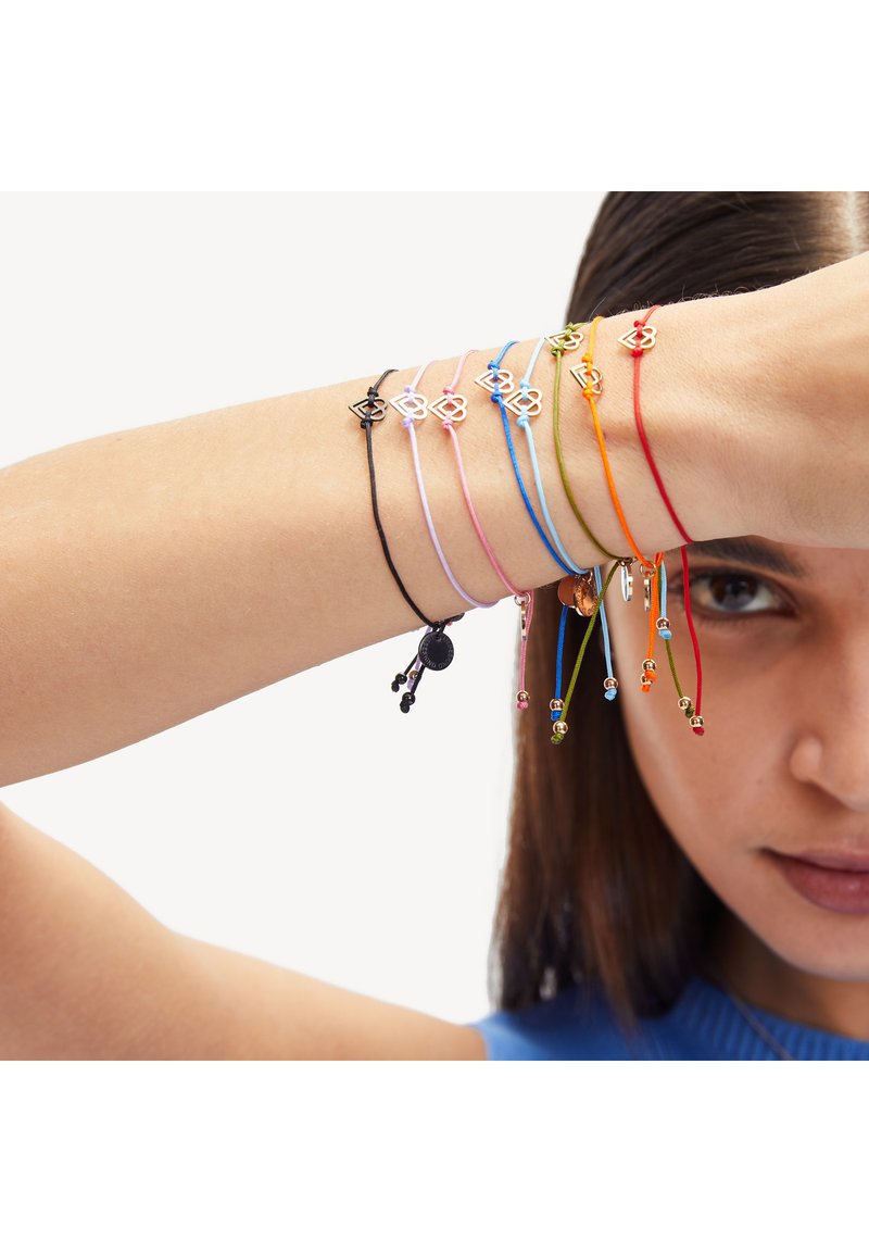 Bunte Armbänder mit Schnüren in Pink, Blau, Orange, Grün und Schwarz, versehen mit kleinen metallischen Akzenten und dekorativen Knoten.