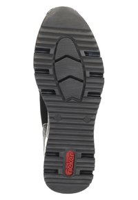 Suela de zapato de goma negra con ranuras horizontales y verticales para tracción. Presenta un logo rojo de "Rieker" y detalles moldeados. Indica tamaño 37.