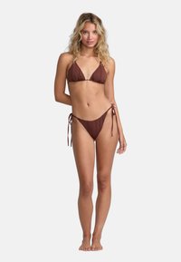 Braunes Bikini-Set mit einem Dreiecksoberteil und seitlichen Krawattenhosen. Strukturierter Stoff mit dezenten Mustern und verstellbaren Trägern für eine individuelle Passform.