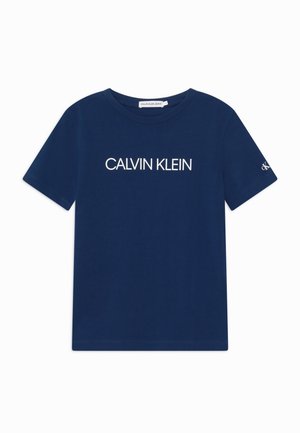 Marineblå T-shirt med korte ærmer med hvidt "CALVIN KLEIN"-tekst centreret på fronten og lille CK-logo på venstre ærme.