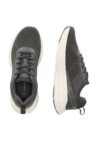 Grå sportskor med andningsbart meshovandel, vadderad krage och vit mellansula. Har texturerad sidopanel och förstärkt hälflik.