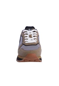 Zapatillas de ante y malla en beige, gris y negro. Presentan cordones blancos, una suela de goma marrón y un diseño de punta redondeada.