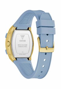 Orologio con cinturino in silicone blu, dotato di cassa in acciaio inox dorato, forma quadrata e dettagli testurizzati, con un marchio di resistenza all'acqua sul retro.