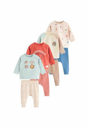 Fünf Sätze Kinderbekleidung mit verschiedenen Farben: Pastellblau, Koralle, Beige und gemusterten Stoffen. Vielfältige Designs mit Tiermotiven.