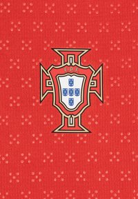 Rdeča tkanina z izpostavljenim nogometnim grbom Portugalske, ki prikazuje belo ščit z modrimi pikami in zlatimi akcenti. Teksturirano ozadje.