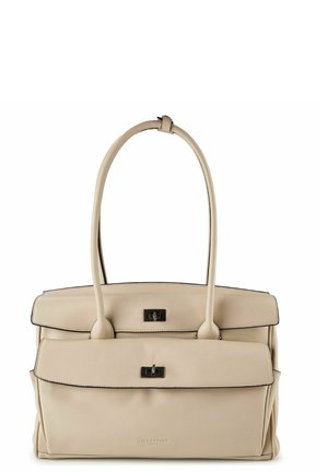 Beige Lederhandtasche mit zwei Klappentaschen, silbernen Drehverschlüssen und zwei langen Schulterriemen.