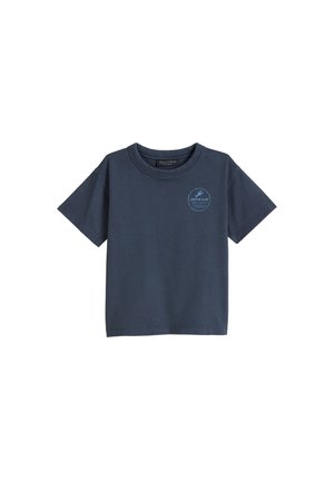 T-shirt bleu marine à manches courtes avec petit logo rond « Lobster Club » bleu clair sur la poitrine gauche.