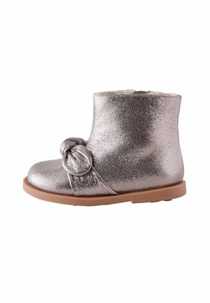 Metallic pinker Kleinkind-Stiefel mit seitlichem Schleifendetail und brauner flacher Sohle, Seitenprofil auf weißem Hintergrund.