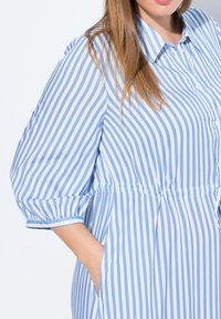 Ulla Popken STRIPED 3/4 SLEEVE BUTTON DOWN - Abito a camicia - sky blue