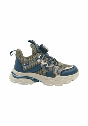 Gyerek atlétikai sneaker terepmintával, hálós anyagból, kék és olívazöld részletekkel, texturált talppal és tárcsás záródási rendszerrel.