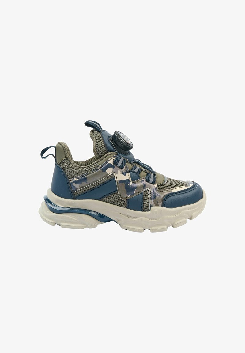 Baskets de sport pour enfants avec un motif camouflage, tissu en mesh, accents bleus et olives, semelle texturée, et un système de fermeture par cadran.