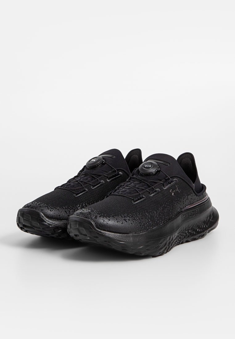 Des chaussures de sport noires avec une tige en tissu texturé, des fermetures à double molette et une semelle rembourrée. Présente un design ergonomique et une structure flexible.