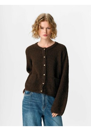 Bruine, gemeleerde cardigan met een ronde halslijn en vijf goudkleurige knopen. Heeft lange mouwen en een voorzak.