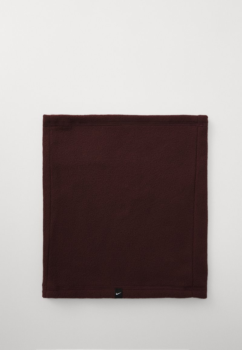 Coperta quadrata in pile bordeaux con bordi cuciti e un piccolo etichetta nera del logo Nike su un lato. Tessuto morbido, privo di motivi o accenti.