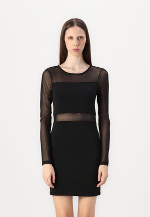 Sort kjole med lange, gennemsigtige ærmer og en fast bodice. Materialet er glat med en tætsiddende form og gennemsigtig detalje i midtsektionen.