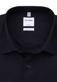 Schwarzes, bequem geschnittenes Hemd mit klassischem Kragen, einem Knopfverschluss und Pflegeetiketten im Kragen.