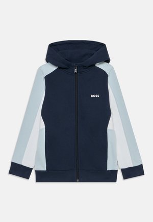Marineblauer Kapuzenpullover mit durchgehendem Reißverschluss, weißen und hellblauen Seitenpaneelen sowie "BOSS"-Logo auf der Brust. Weicher, strukturierter Stoff.