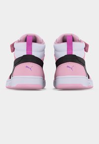 Ζευγάρι ροζ και μαύρα αθλητικά παπούτσια υψηλής κορυφής με λευκές σόλες, μωβ λογότυπο Puma στα τακούνια και μωβ θηλιές έλξης, εμφανιζόμενα από πίσω.